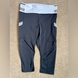 Lululemon Run: Mod Moves Crop Leggings/Tights. Size 4. Black and white